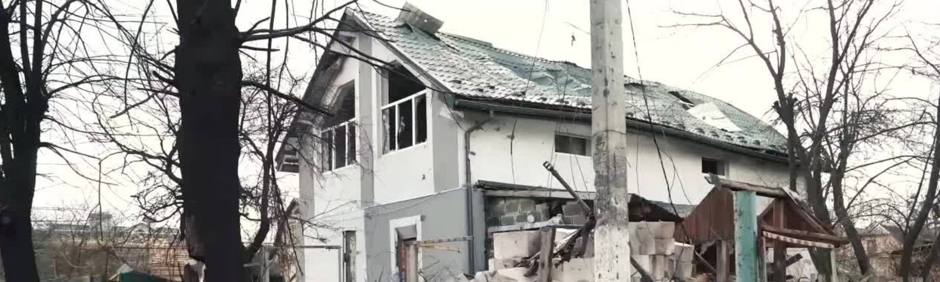 zerstörtes ukrainisches Haus im Ukraine Krieg