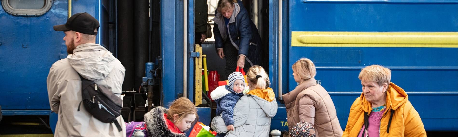 Ukrainische Flüchtlinge besteigen Zug