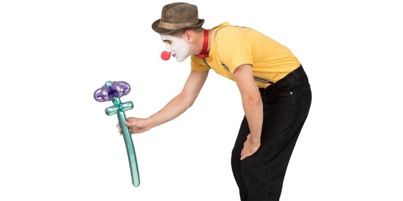 Clown verschenkt Luftballon-Blume