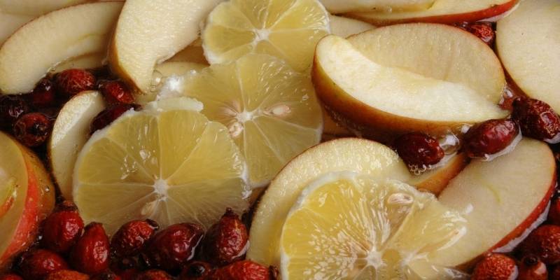 Obst im Kompott, Äpfel und Zitronen