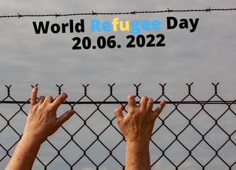Hände an Stacheldraht- Symbolbild Weltflüchtlingstag zum Ukrainekrieg 2022
