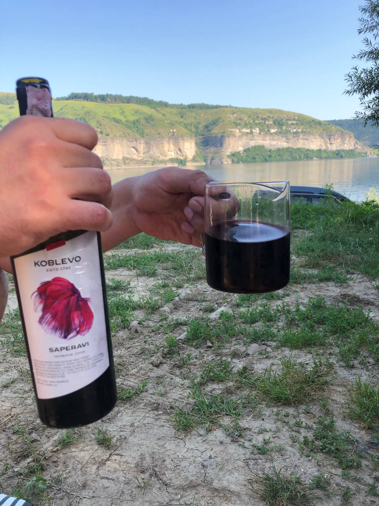Moldawischer Wein beim Campen in der Ukraine