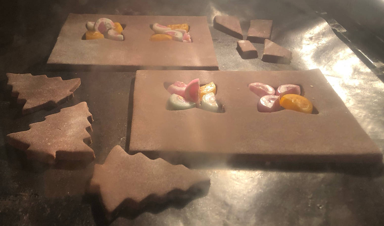 Lebkuchenhaus Teile im Ofen mit Zuckerfenstern aus Bonbons
