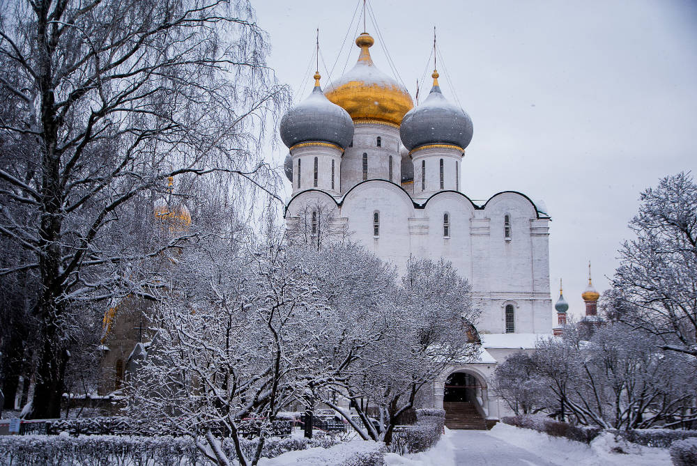 Orthodoxe Kirche im Winter mit Schnee