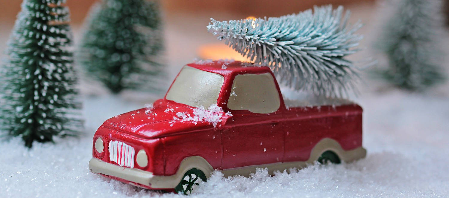 Weihnachtsbaum Jolka Baum auf Auto im Schnee