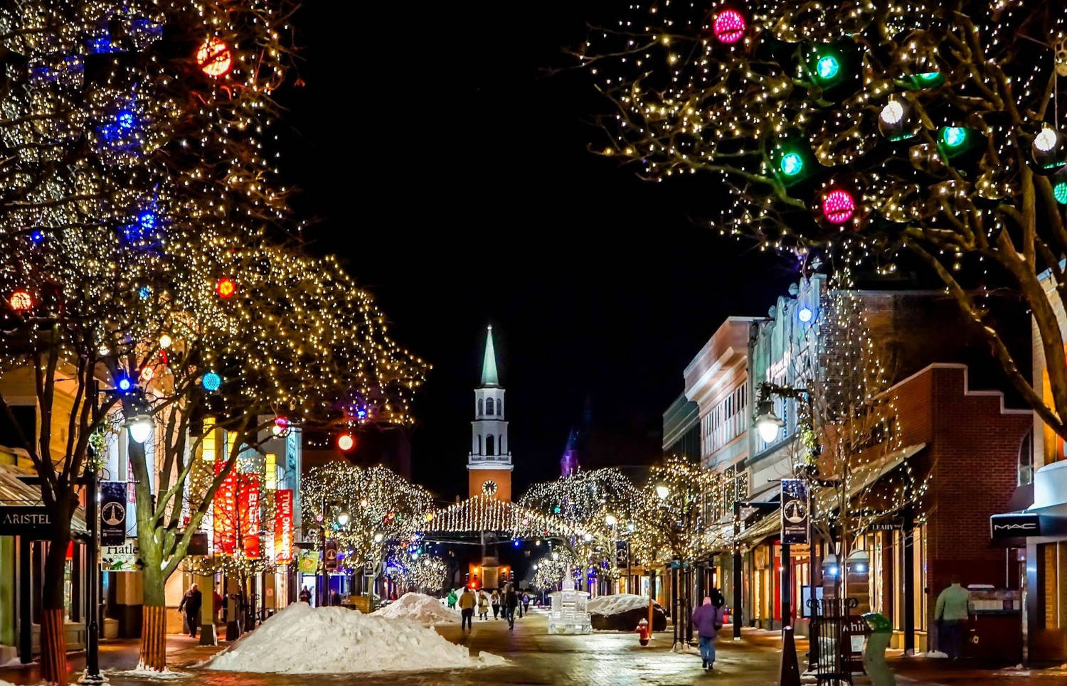 Weihnachten in der Ukraine -Weihnachtsstadt mit Schnee und Lichterschmuck