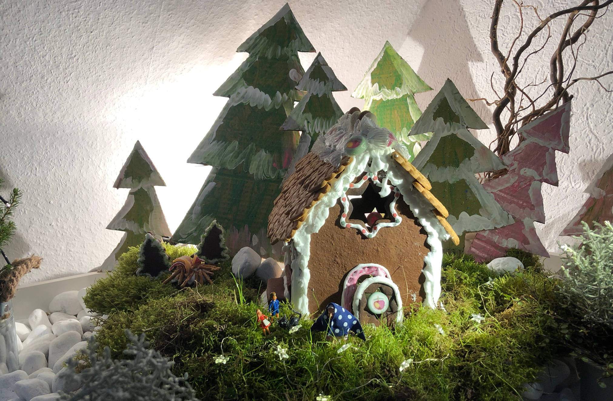 Lebkuchenhaus "Hänsel und Gretel" fertige Weihnachtsdeko fürs Wohnzimmer mit dem Lebkuchenhaus